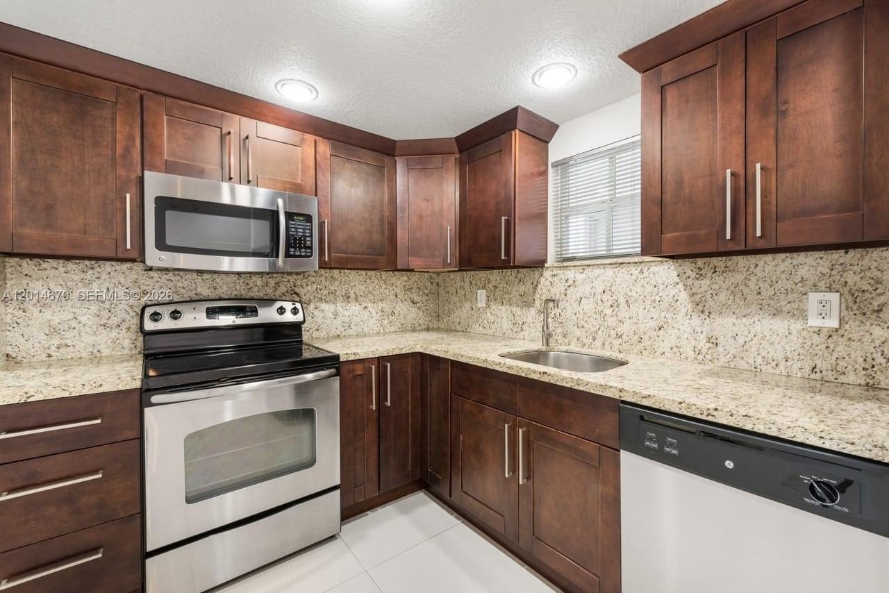 411 Sw 37th Ave #3B - Photo 4 of 14