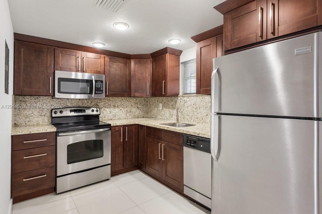 411 Sw 37th Ave #3B - Photo 5 of 14