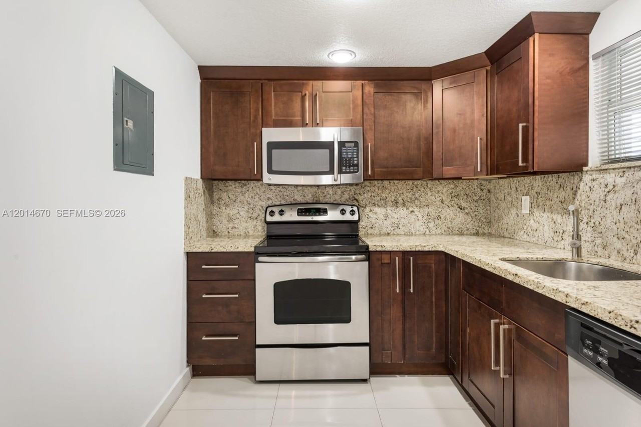 411 Sw 37th Ave #3B - Photo 6 of 14