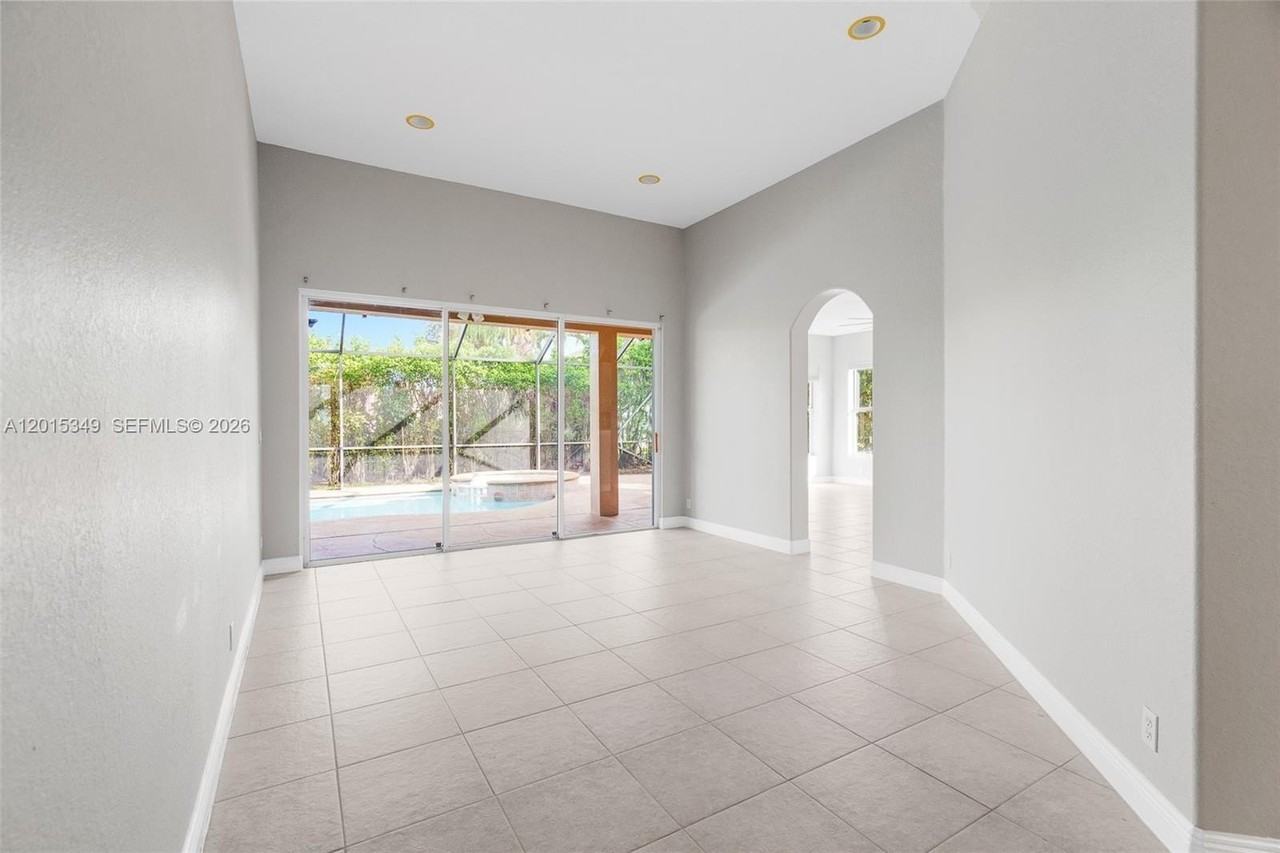 10635 Nw 61st Ct - Photo 5 of 50