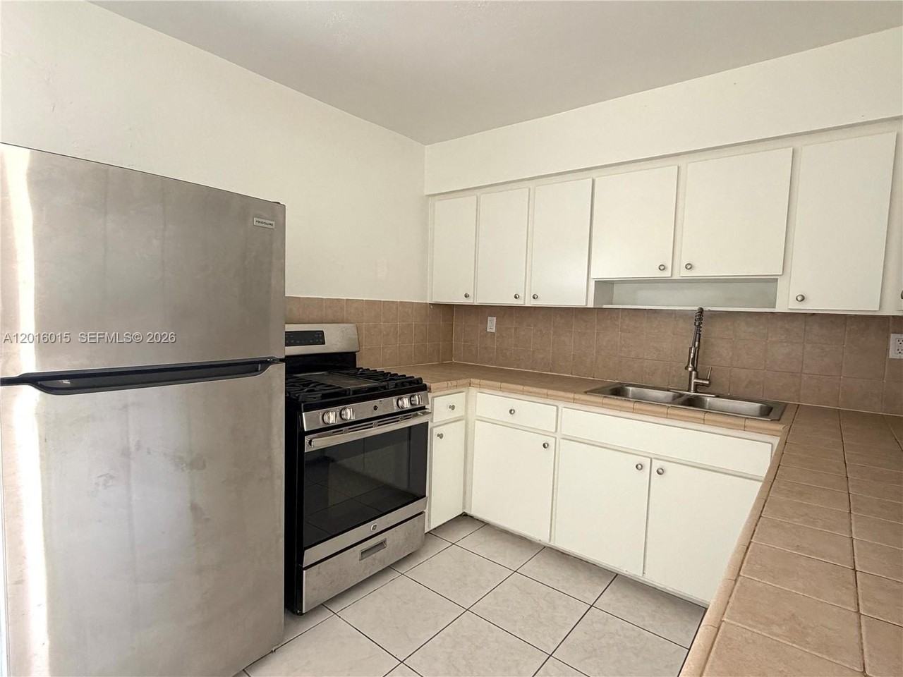 1740 Sw 47th Ave - Photo 2 of 21