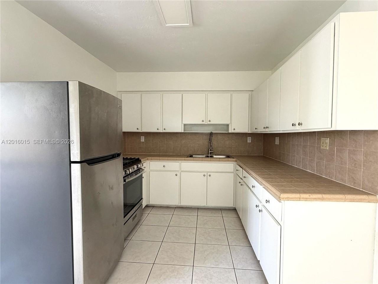 1740 Sw 47th Ave - Photo 3 of 21
