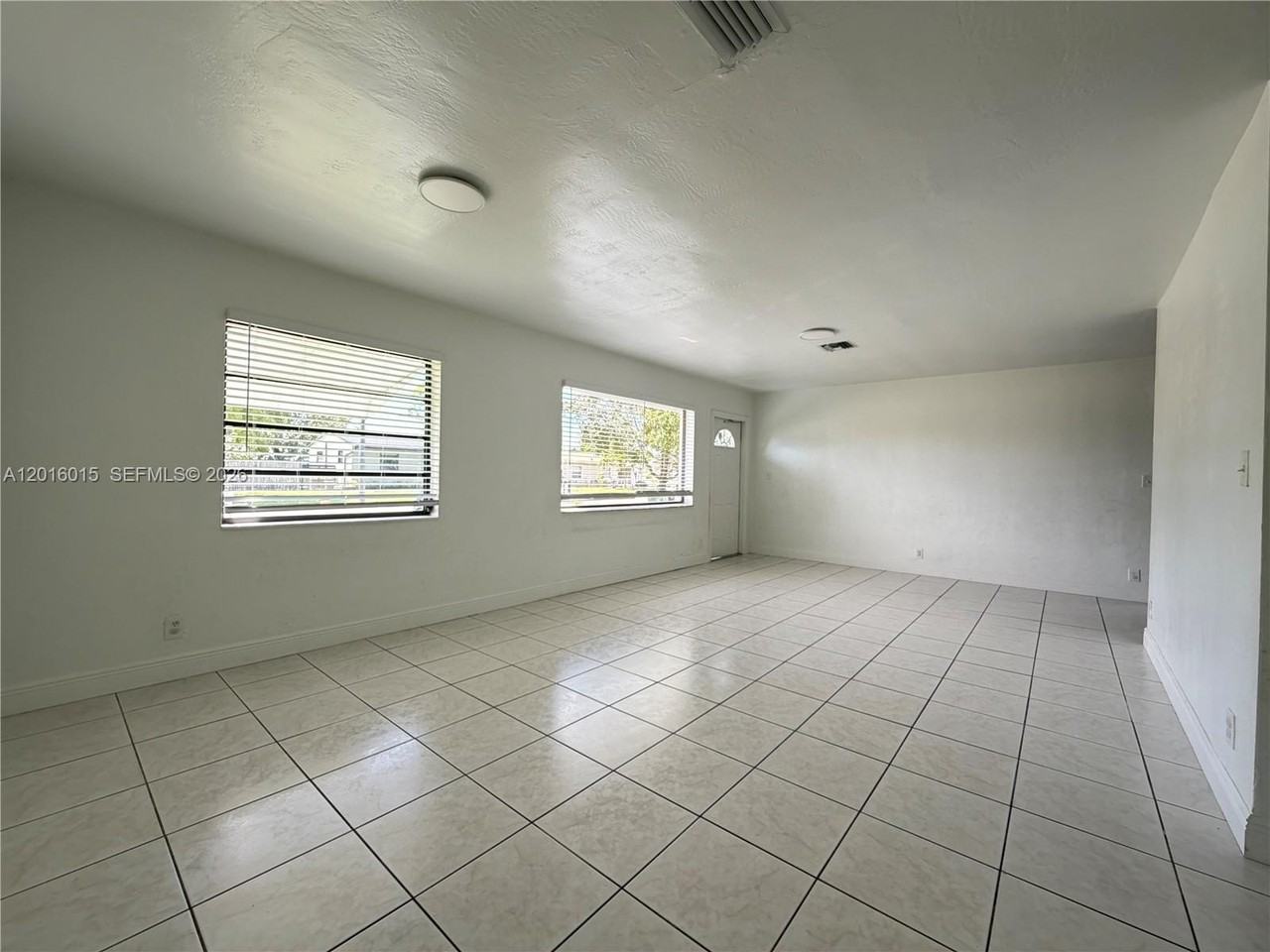 1740 Sw 47th Ave - Photo 6 of 21