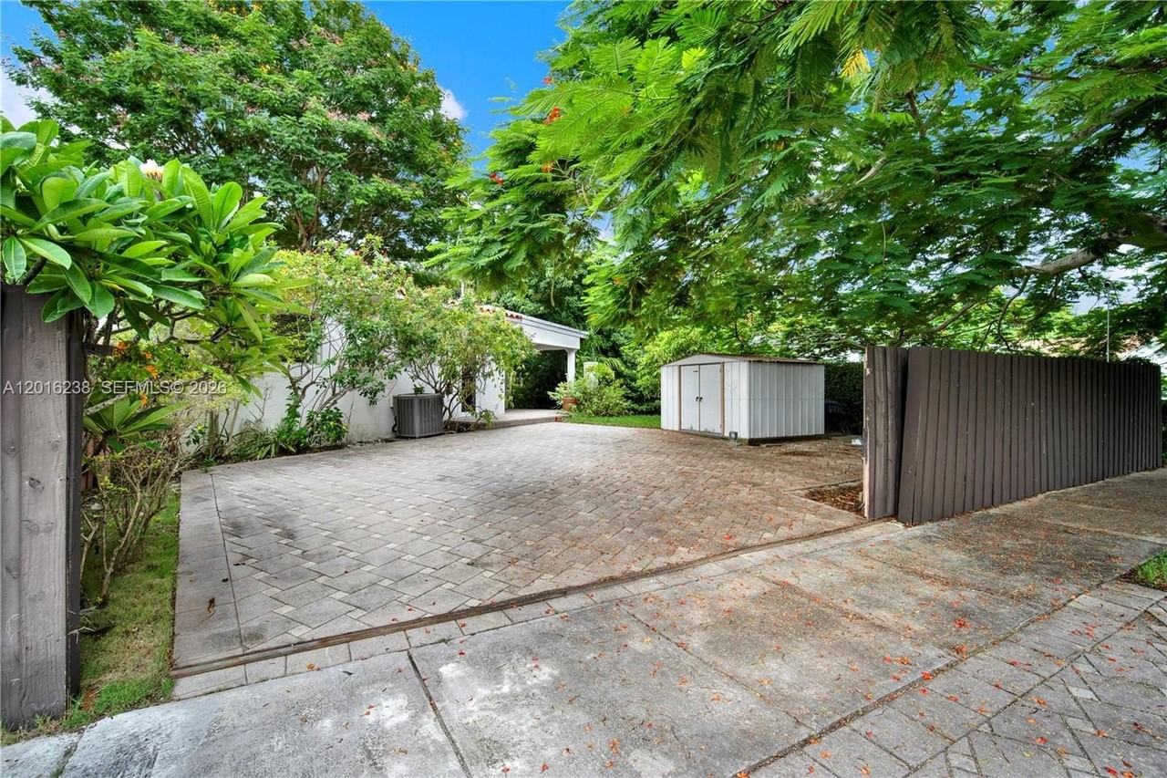 6890 Sw 51st St - Photo 4 of 36