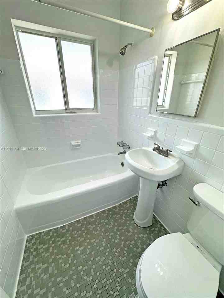 4 Ne 47th St #4 - Photo 6 of 12