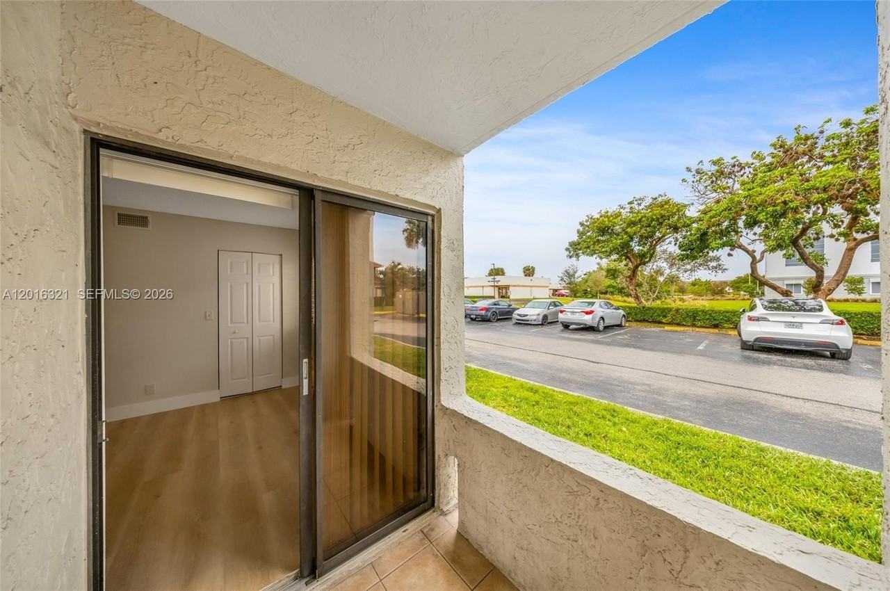 5521 Courtyard Dr #5521 - Photo 6 of 23
