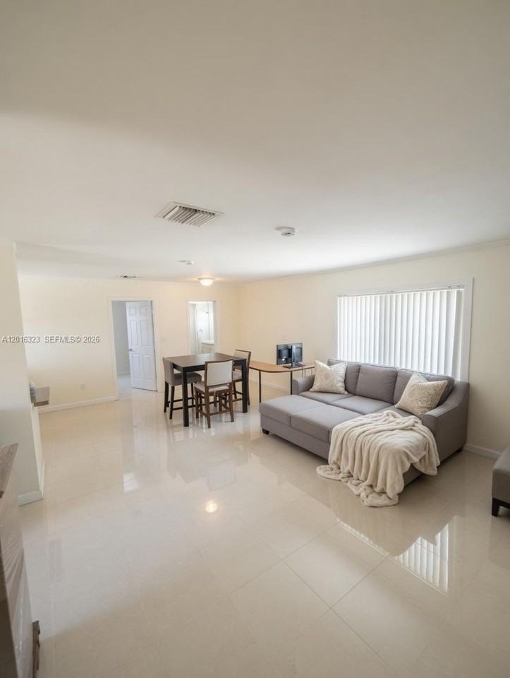 261 Ne 40th St #261 - Photo 2 of 8