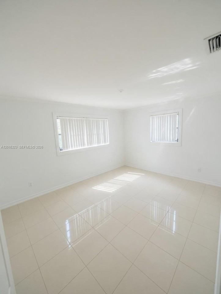 261 Ne 40th St #261 - Photo 6 of 8