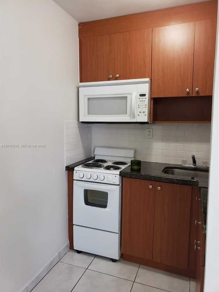554 Ne 68th St #4 - Photo 2 of 15