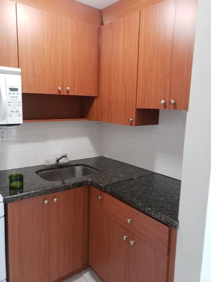 554 Ne 68th St #4 - Photo 3 of 15