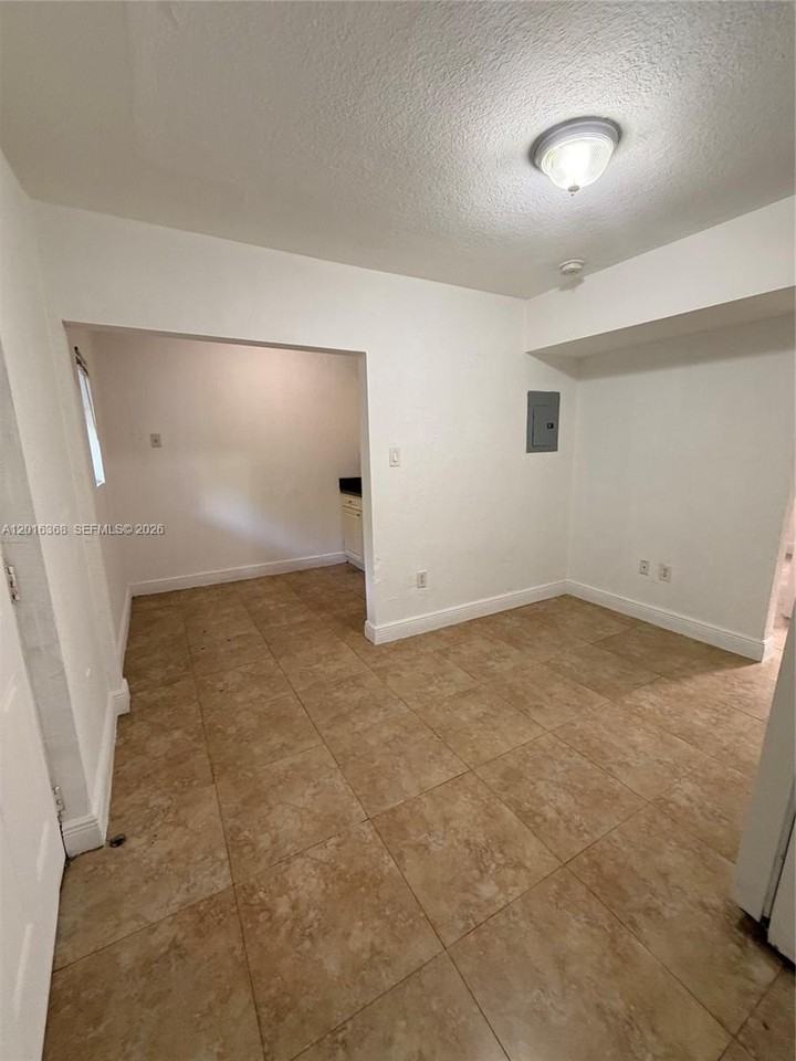 219 Nw 10th St #2 - Photo 5 of 9