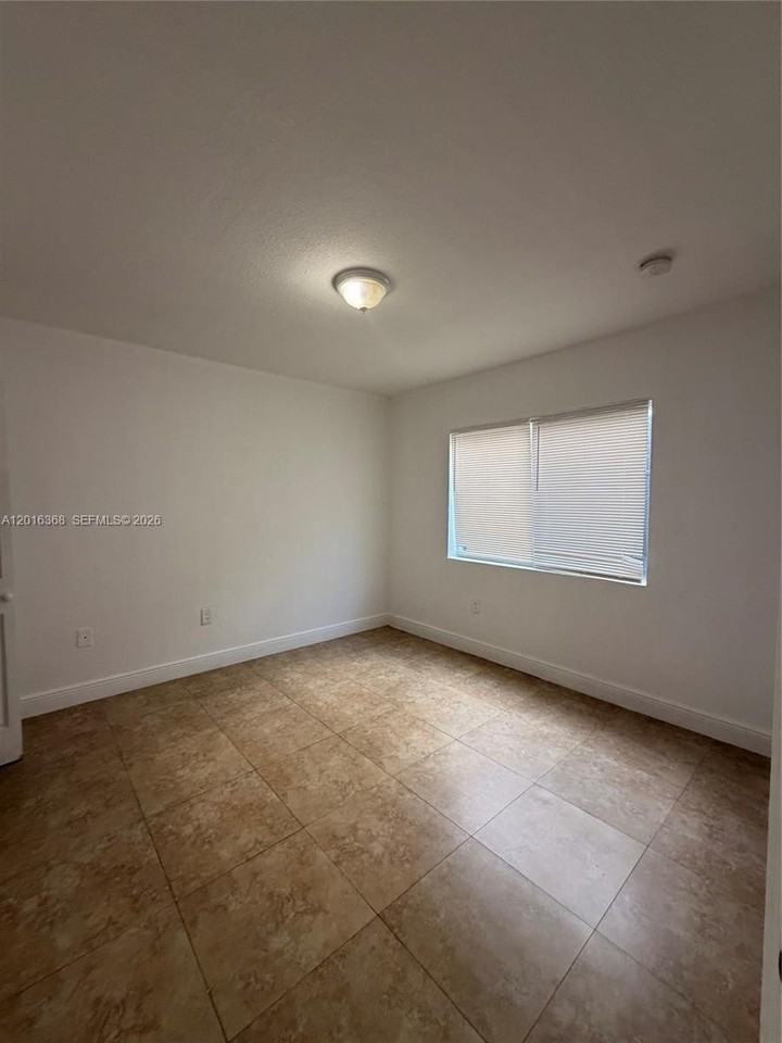 219 Nw 10th St #2 - Photo 6 of 9