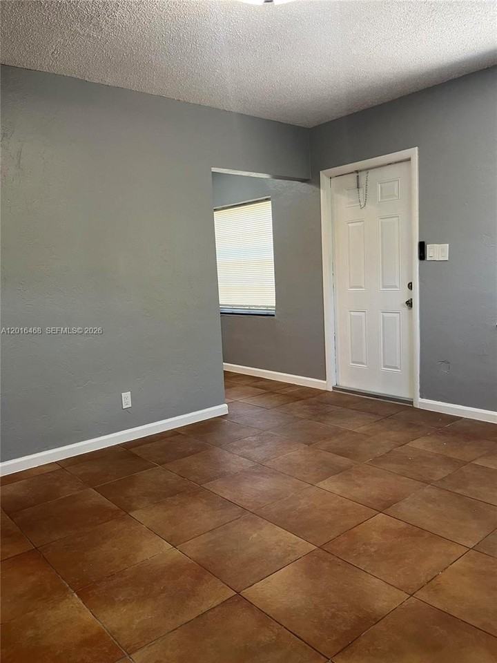 928 N Victoria Park Rd #1 - Photo 5 of 12