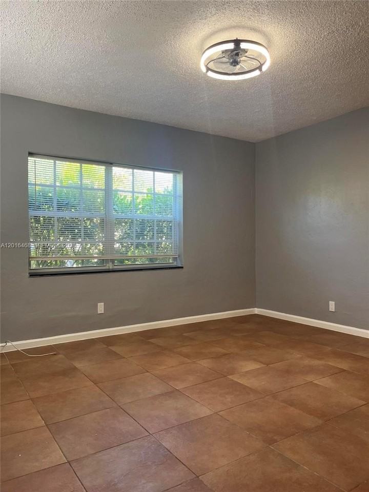 928 N Victoria Park Rd #1 - Photo 6 of 12