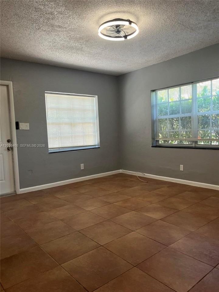928 N Victoria Park Rd #1 - Photo 7 of 12