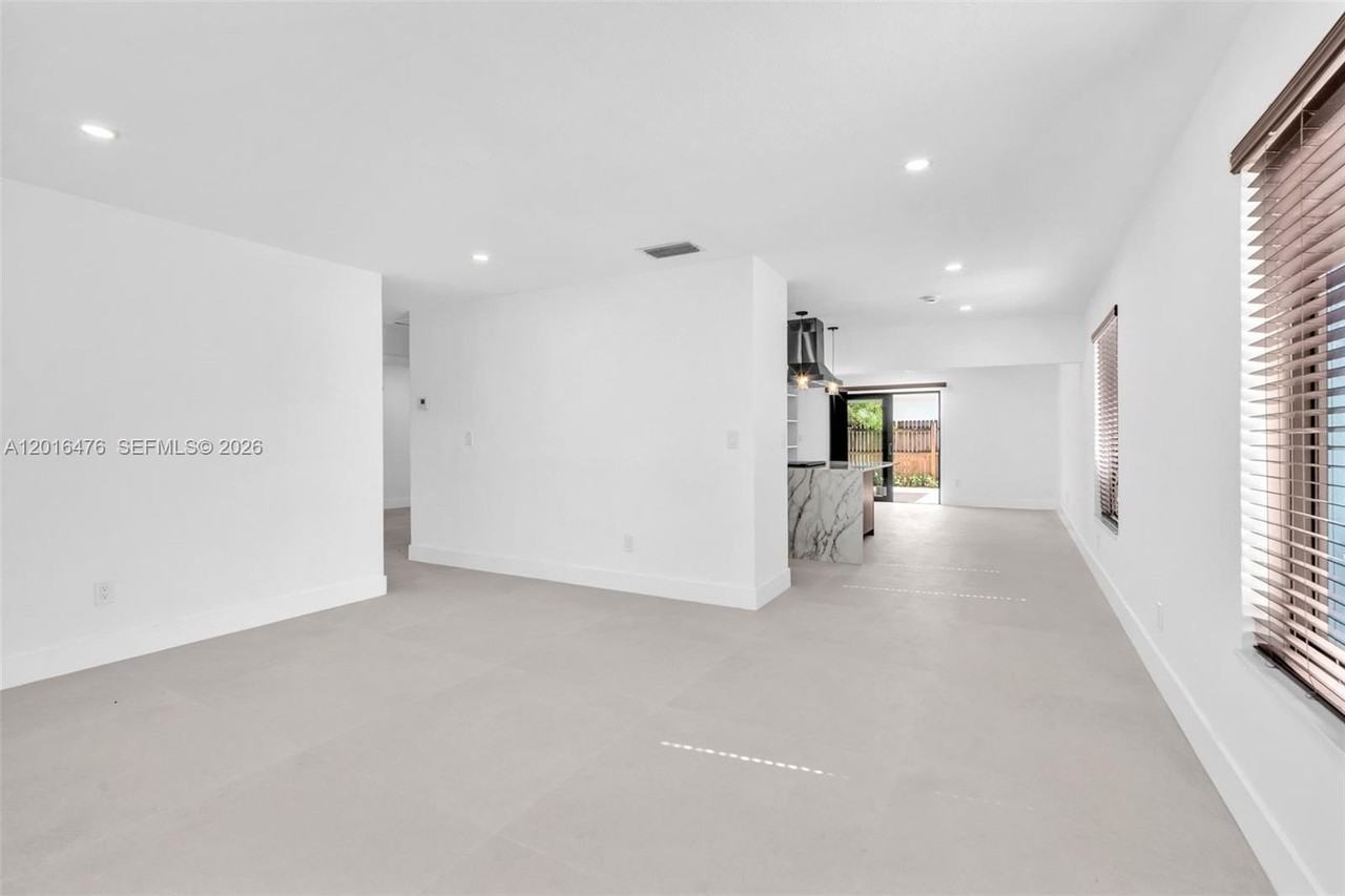 17911 Nw 82nd Ave - Photo 6 of 34
