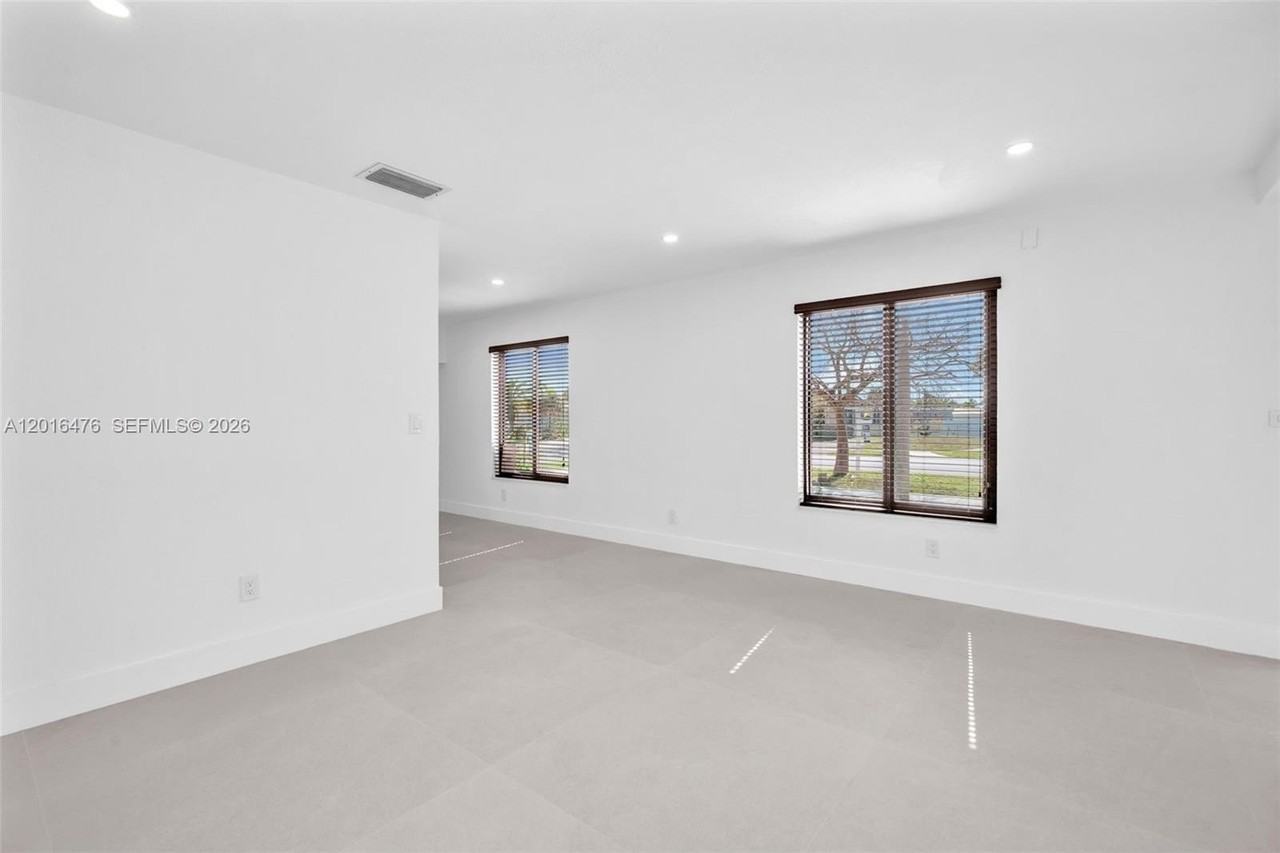17911 Nw 82nd Ave - Photo 7 of 34