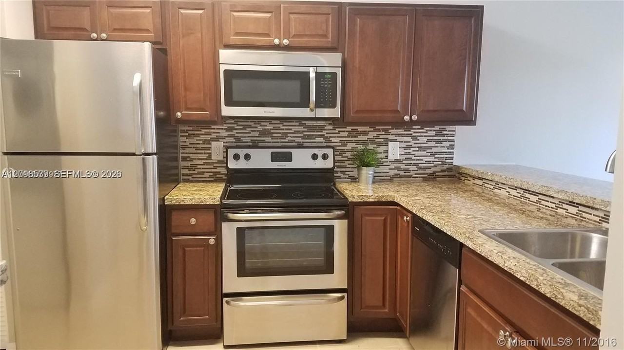 22202 Glenmoor Dr #22202 - Photo 4 of 13