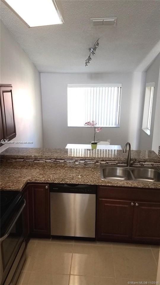 22202 Glenmoor Dr #22202 - Photo 5 of 13