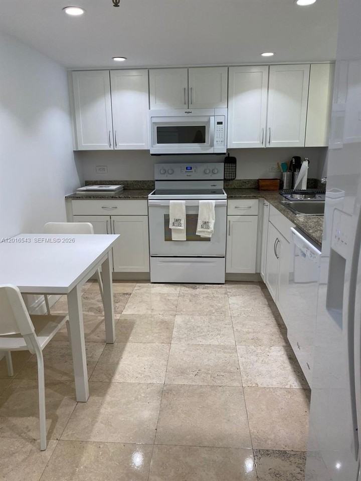 170 Ocean Lane Dr #709 - Photo 4 of 16
