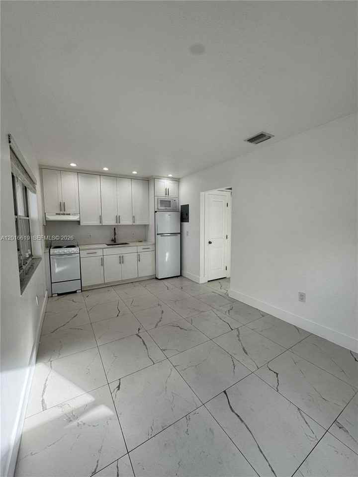 2142 Nw 1st St #2142 - Photo 2 of 9