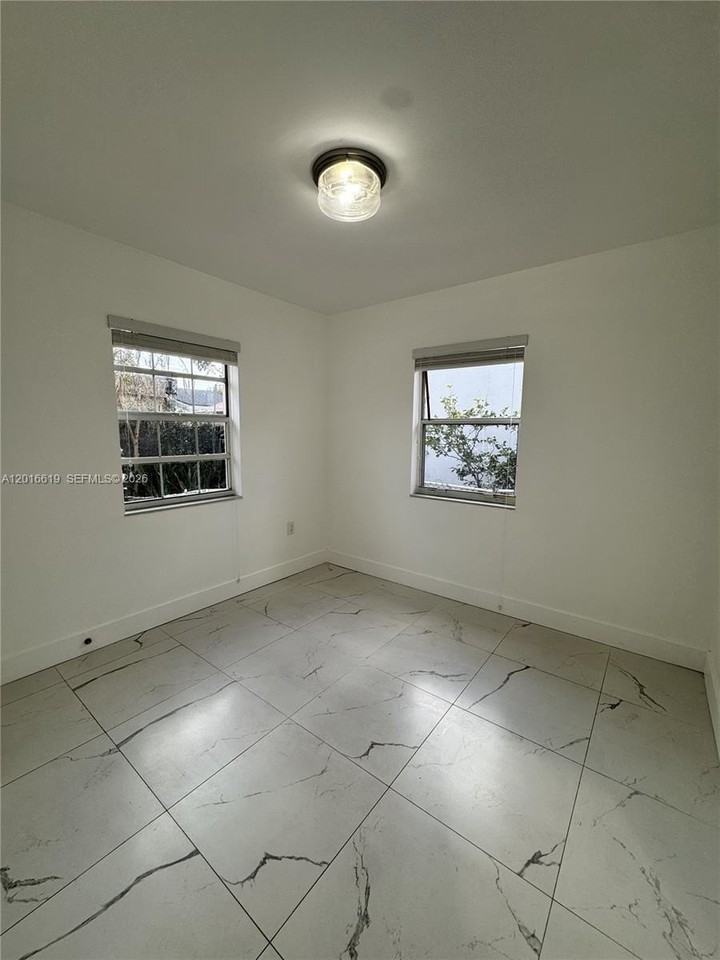 2142 Nw 1st St #2142 - Photo 7 of 9