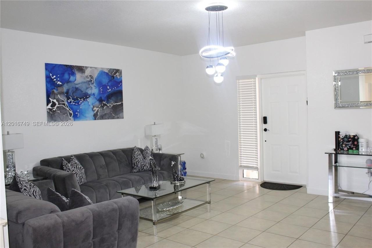 2741 Ne 4th St #103 - Photo 4 of 36