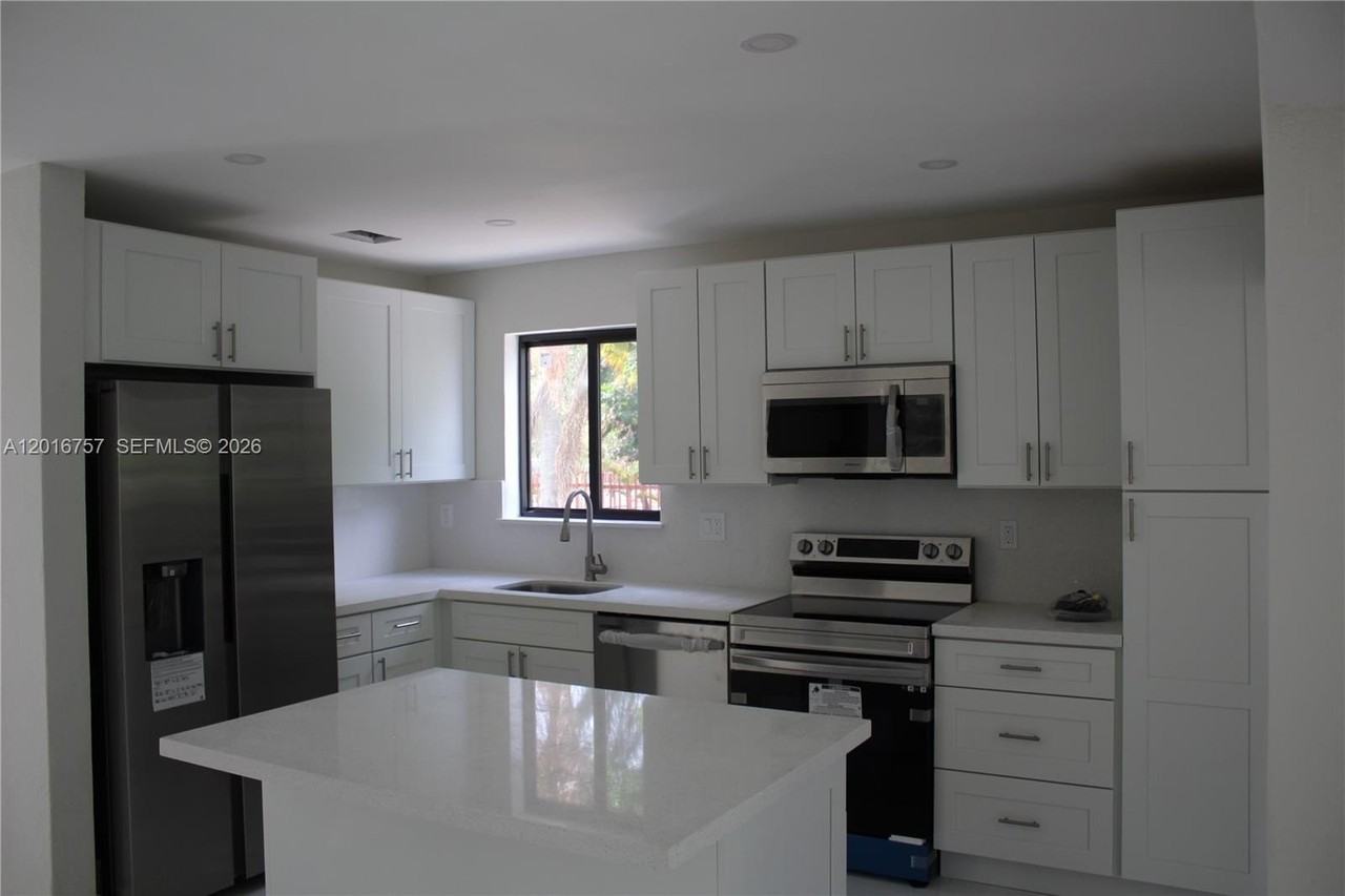 18815 Nw 42nd Pl #0 - Photo 4 of 15