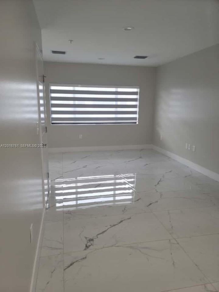 19199 Nw 37th Ave - Photo 3 of 12