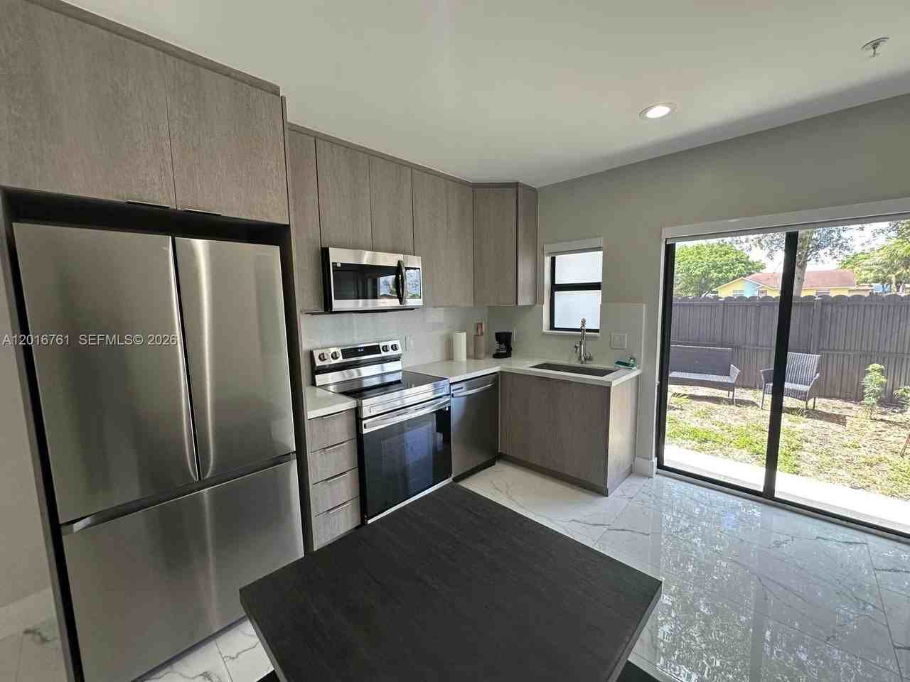 19199 Nw 37th Ave - Photo 4 of 12