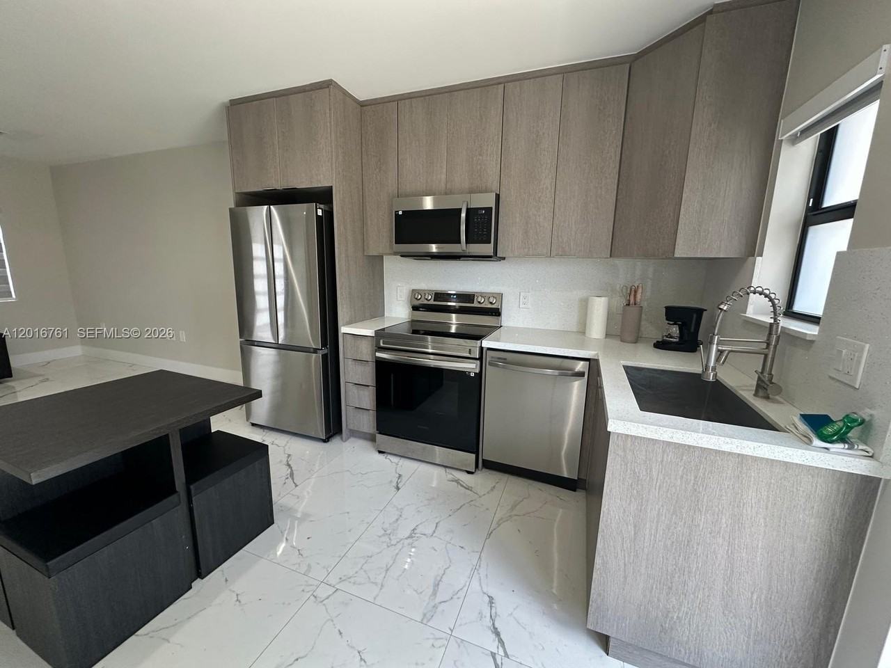 19199 Nw 37th Ave - Photo 5 of 12
