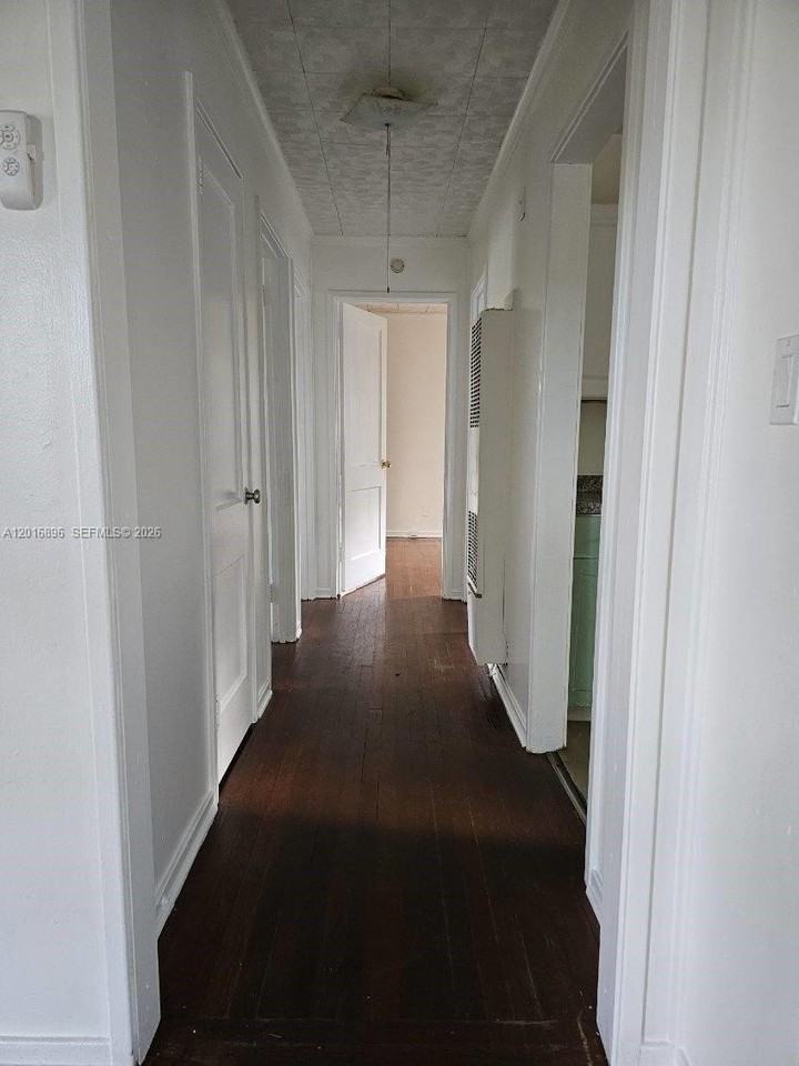 1217 N D St - Photo 3 of 6