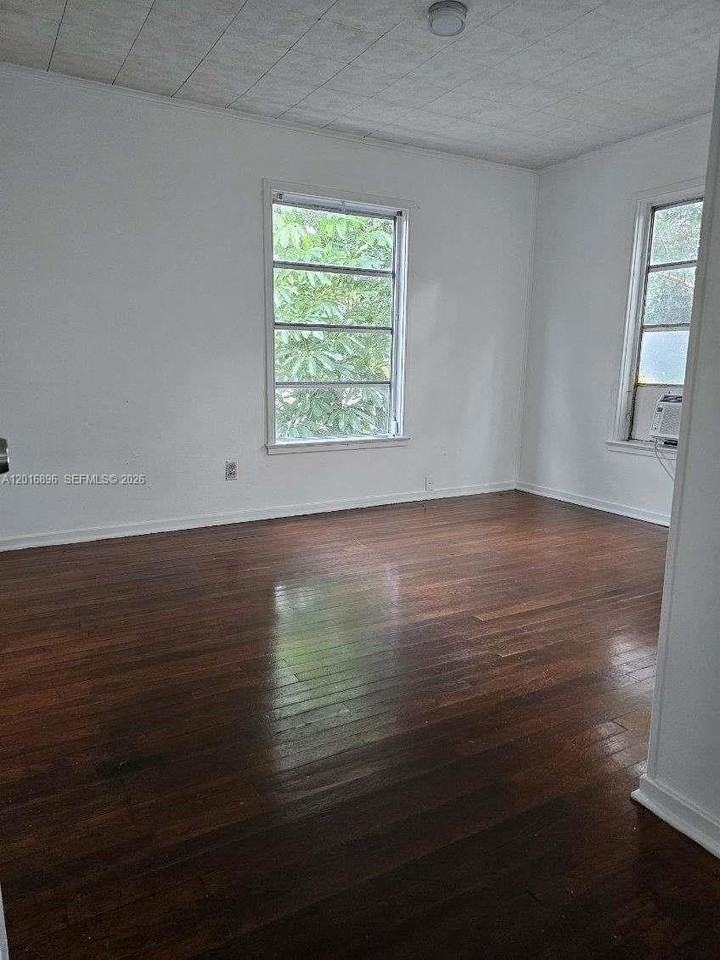 1217 N D St - Photo 5 of 6