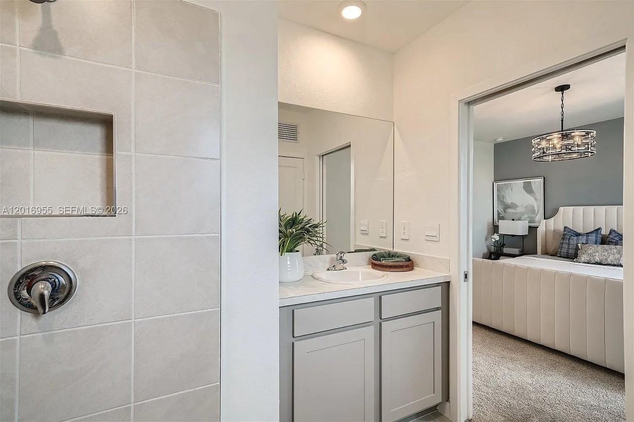 450 Ne 12th St - Photo 5 of 26