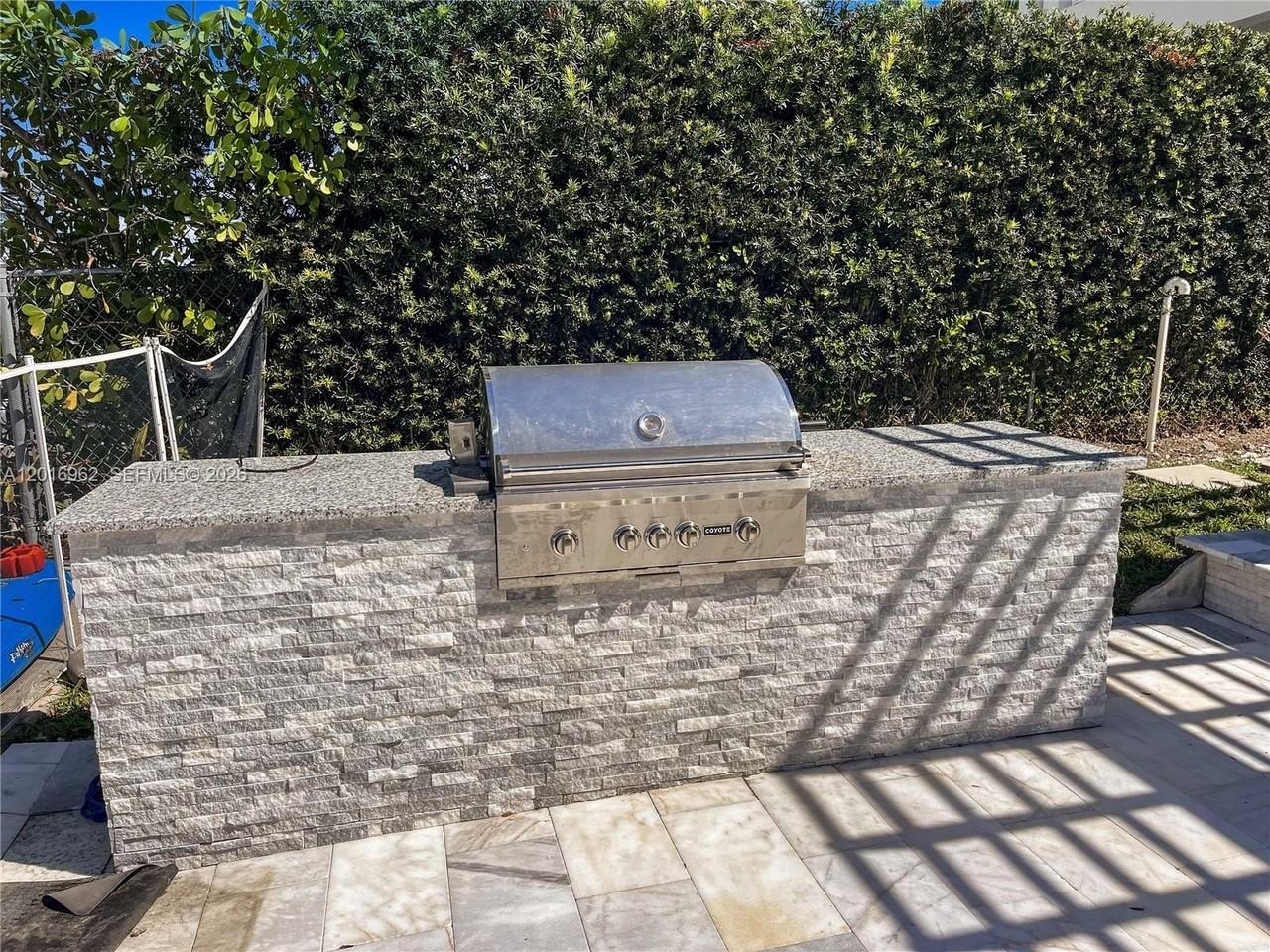 9380 Bay Dr - Photo 7 of 40