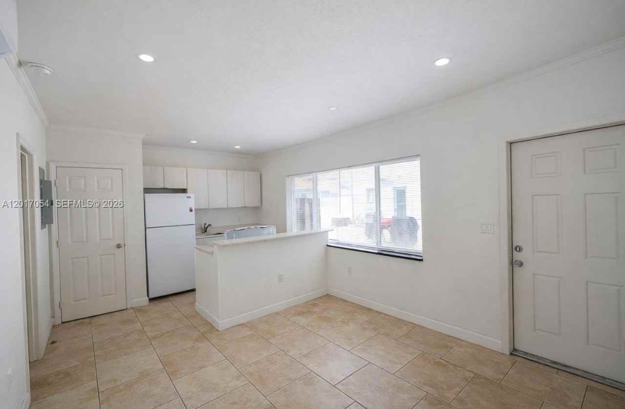 572 Ne 67th St #5 - Photo 4 of 11