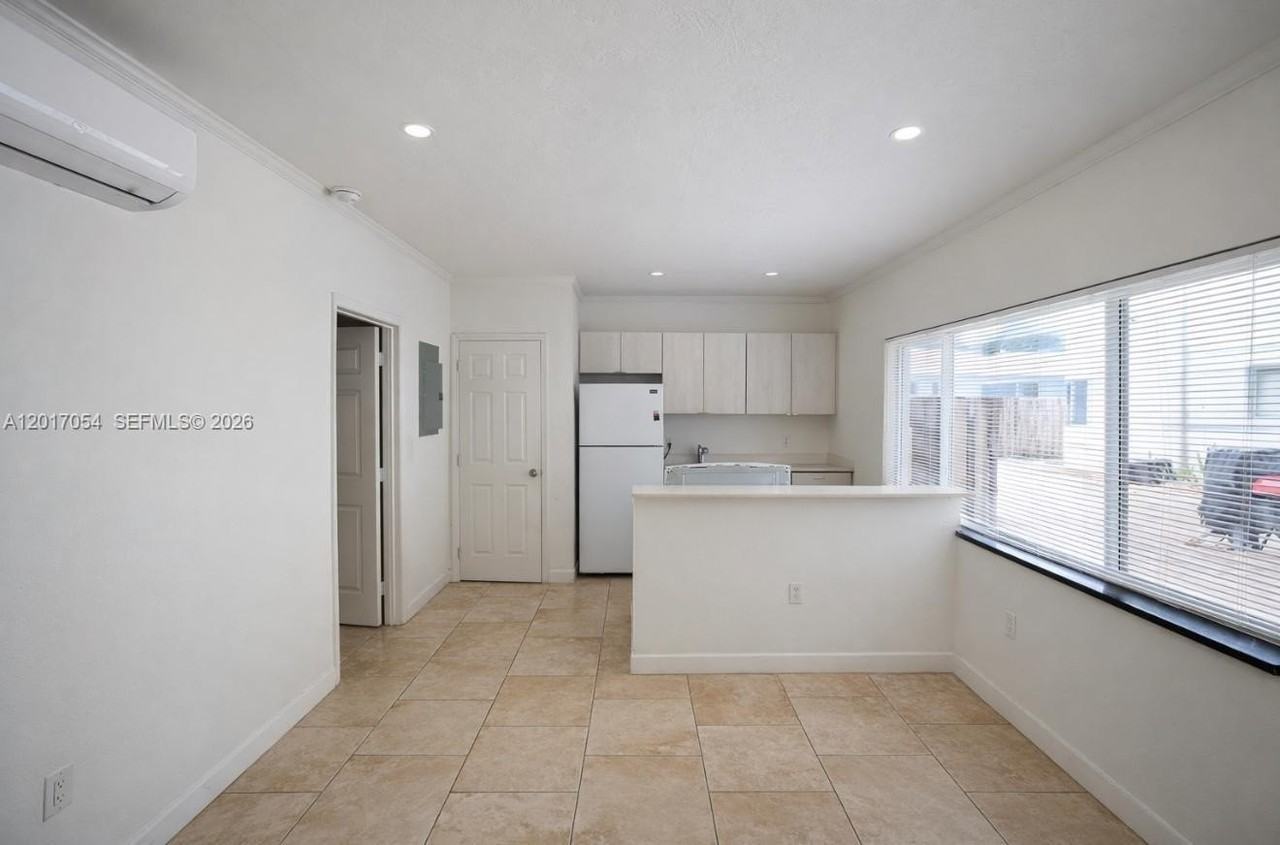 572 Ne 67th St #5 - Photo 5 of 11