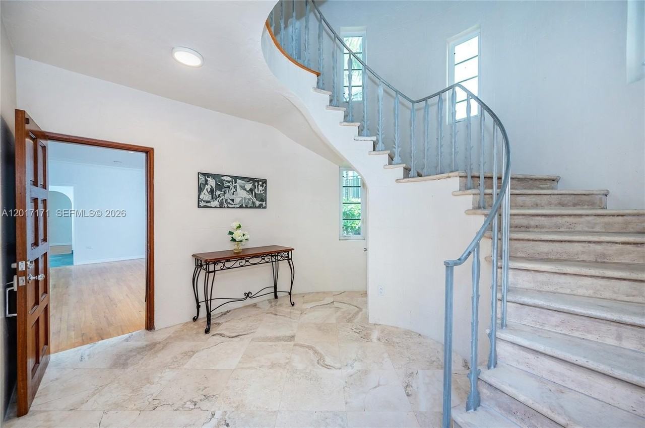 32 Calabria Ave #1 - Photo 2 of 24
