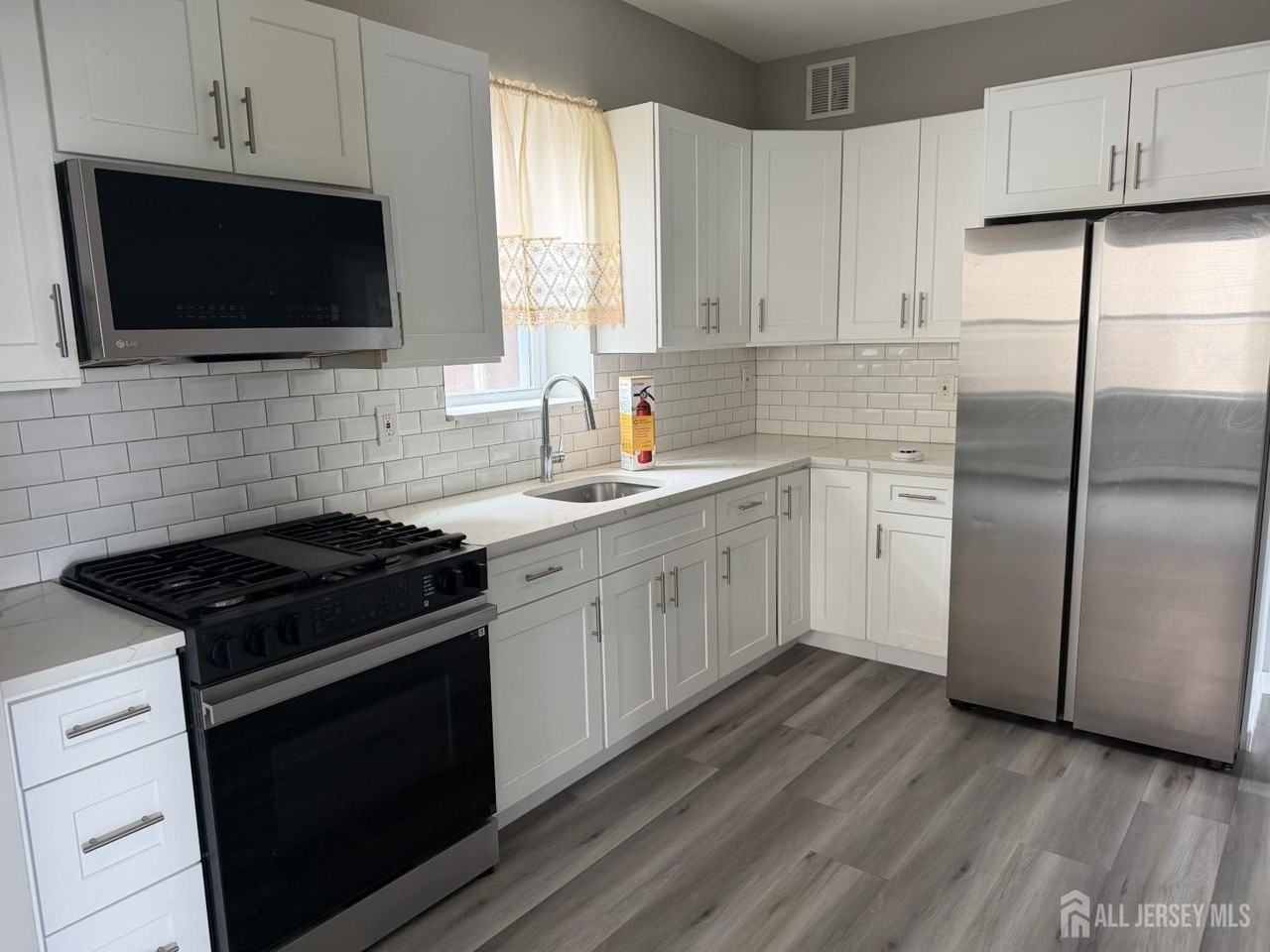 346 Market St - Photo 4 of 7