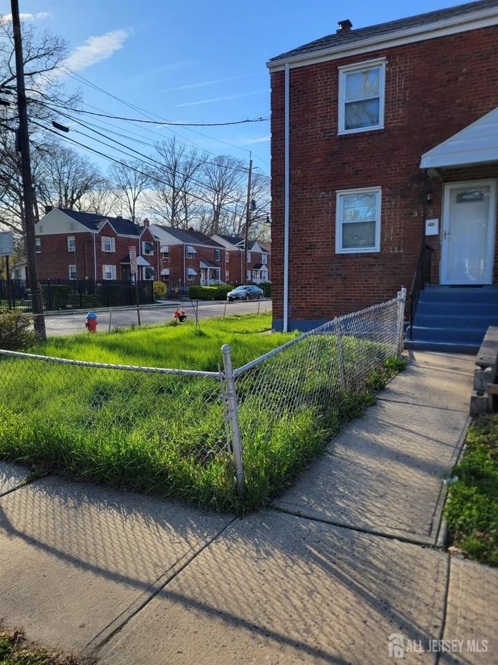 333 Brinton Ave - Photo 3 of 9