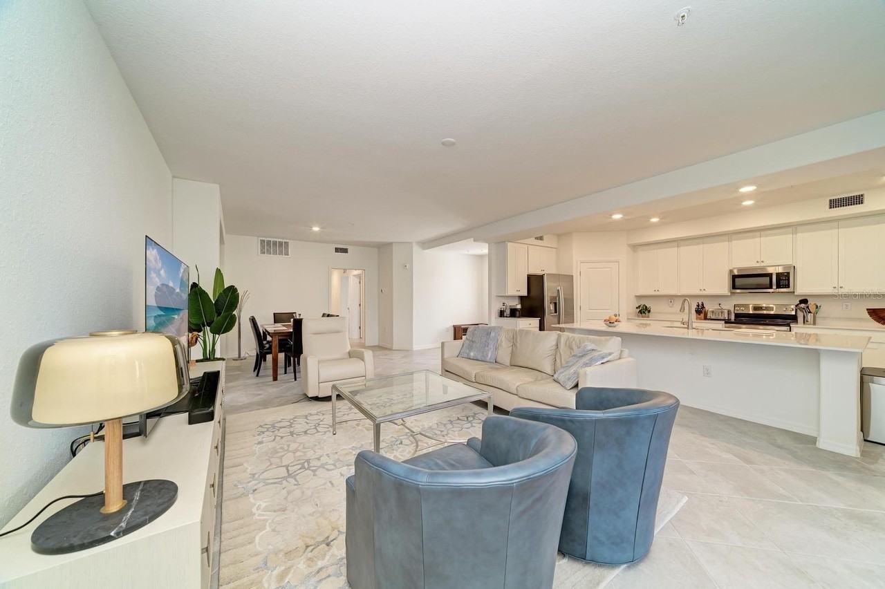 5687 N Honore Ave #411 - Photo 5 of 25