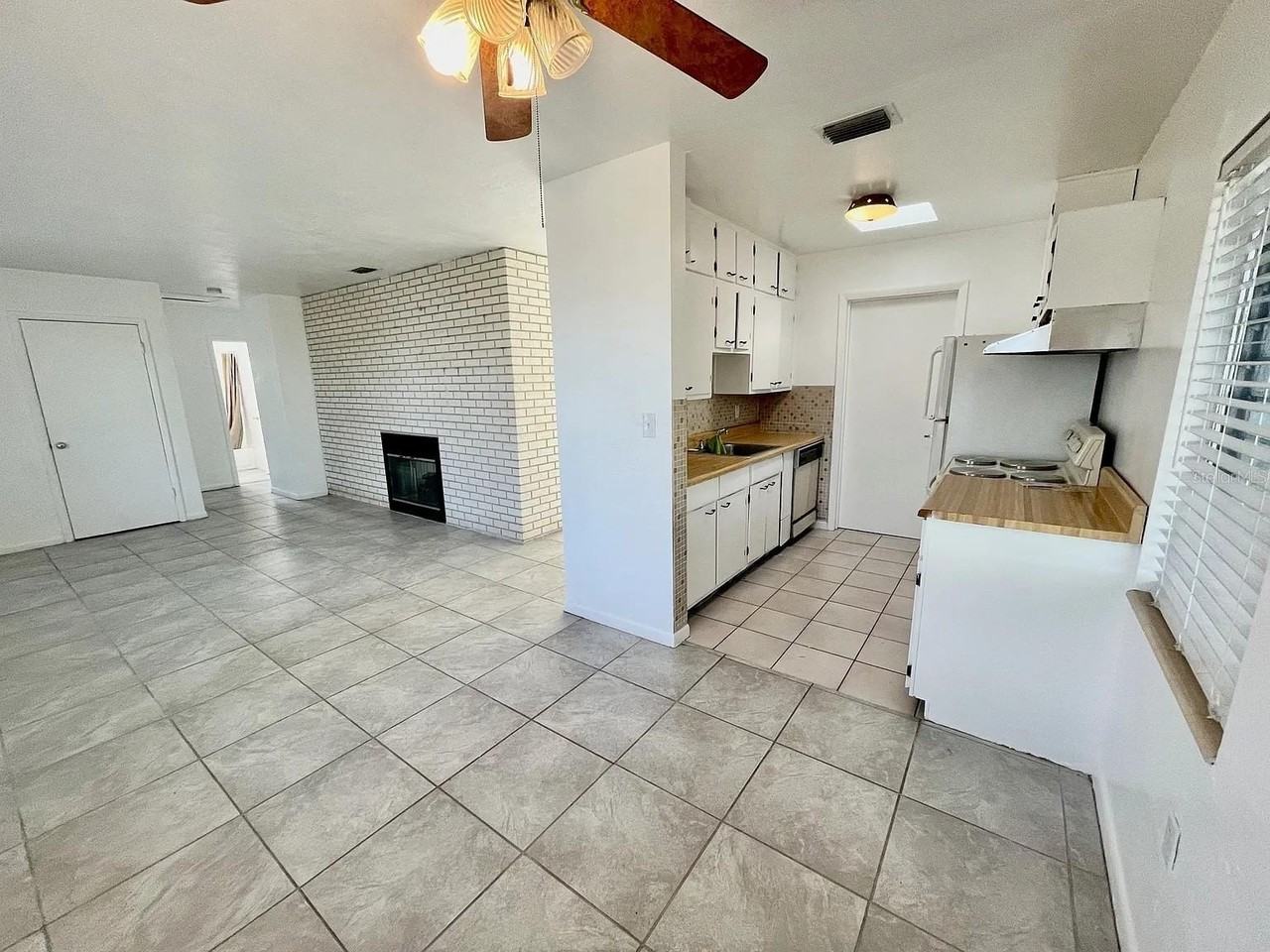 22086 Beverly Ave - Photo 4 of 20