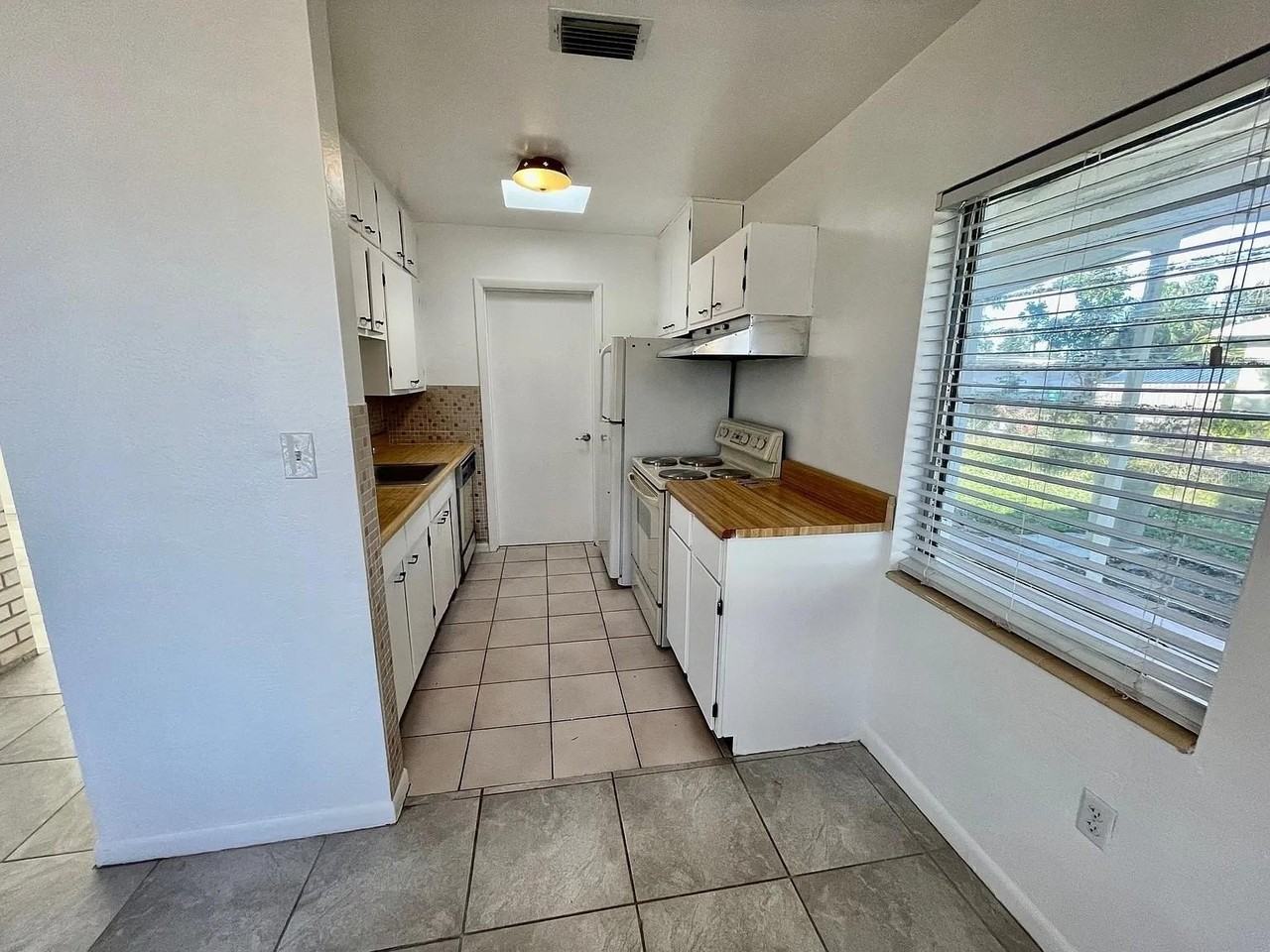 22086 Beverly Ave - Photo 5 of 20