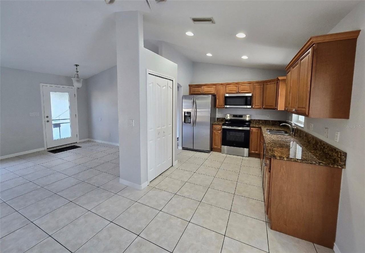 3255 Mayflower Ter - Photo 7 of 20