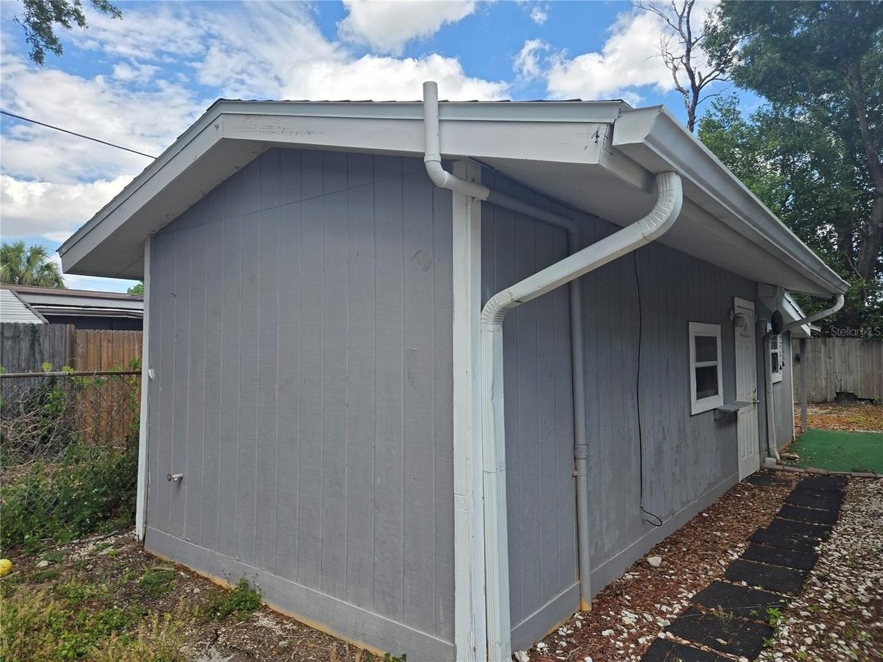 2921 W Walnut St - Photo 2 of 12