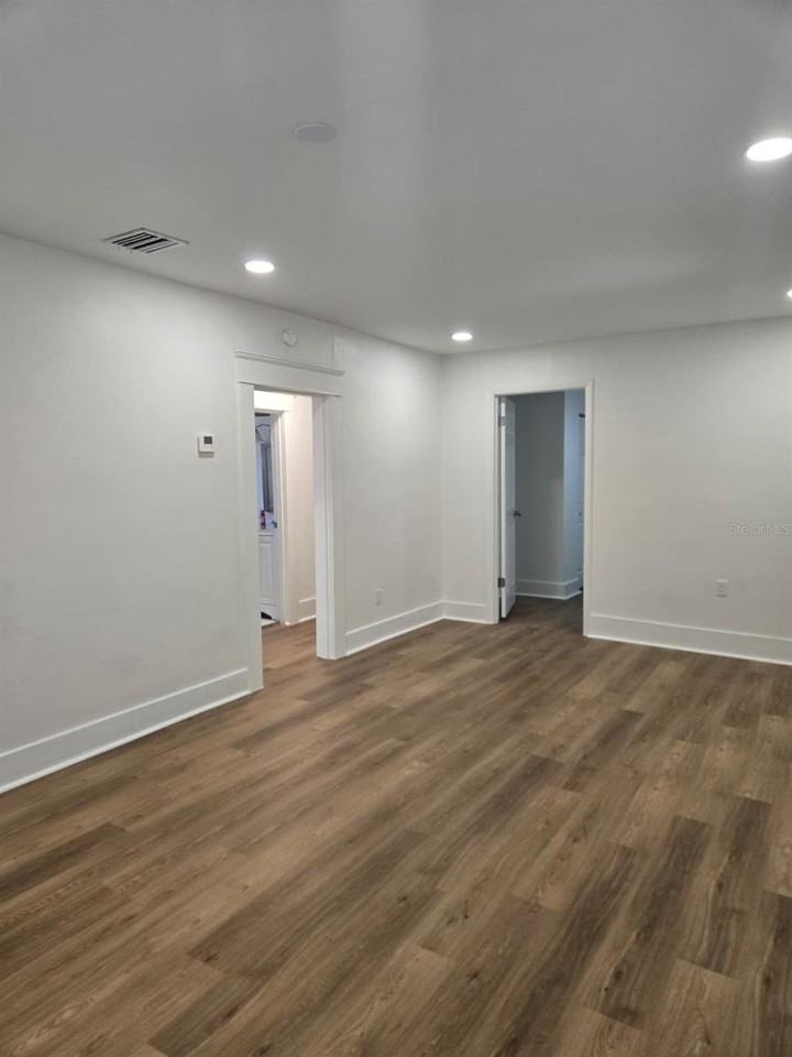 709 E James St - Photo 2 of 11
