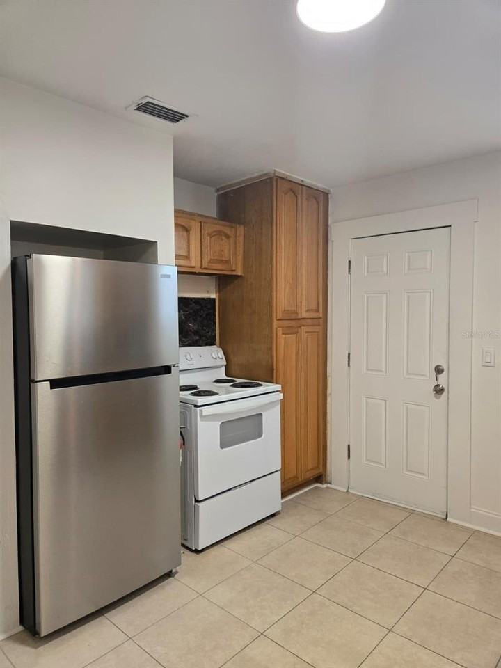 709 E James St - Photo 4 of 11