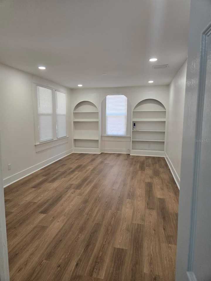 709 E James St - Photo 5 of 11