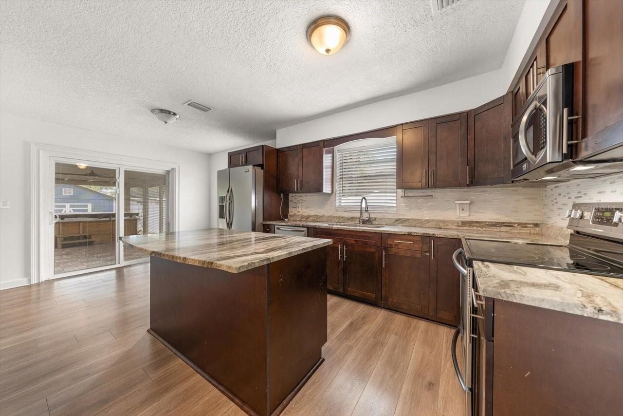 3128 W Varn Ave - Photo 5 of 38