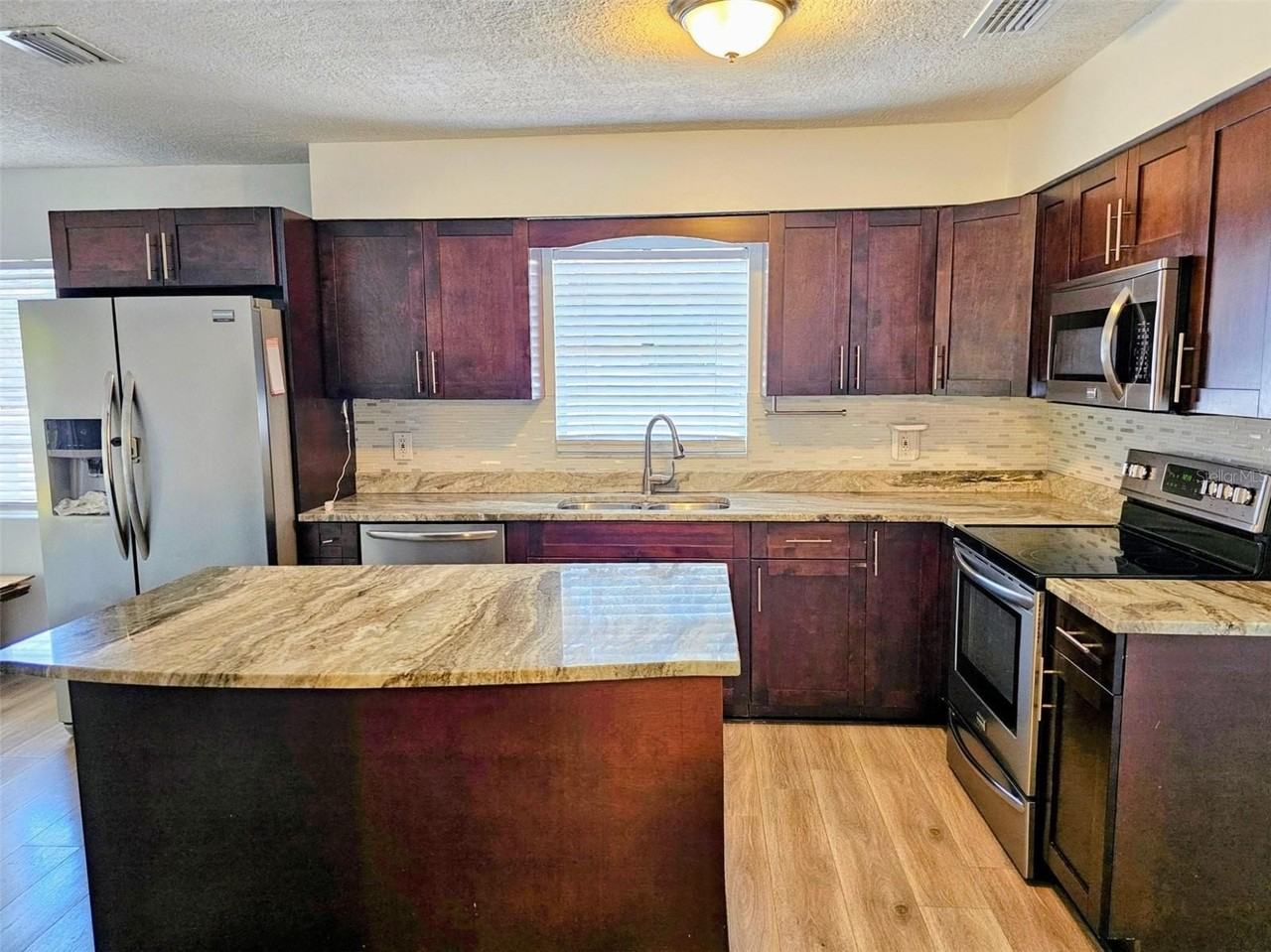 3128 W Varn Ave - Photo 6 of 38